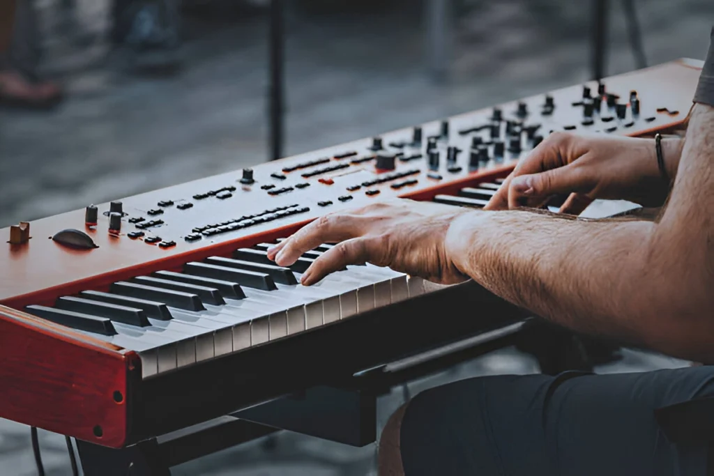 Monophonic and polyphonic synthesizer comparison